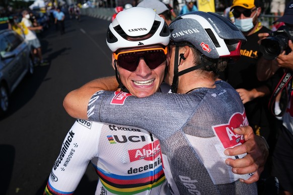 epa11481856 Belgian rider Jasper Philipsen of Alpecin - Deceuninck celebrates with his teammate Dutch rider Mathieu van der Poel after winning the 16th stage of the 2024 Tour de France cycling race ov ...