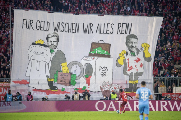 Le deal du Qatar a été vivement critiqué par les fans du Bayern: «On blanchit tout pour de l'argent», pouvait-on lire dans la tribune qui leur est réservée.