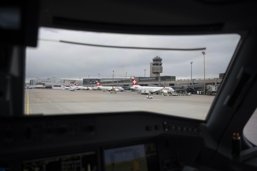 Swiss Flugzeuge gesehen aus dem Cockpit eines Flugzeugs der Helvetic Airways des Typs Embraer E190-E2 auf dem Rollfeld am Flughafen Zuerich, fotografiert nach einem Flug von Wien nach Zuerich am 13. M ...