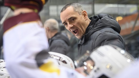 Servettes Cheftrainer Jan Cadieux reagiert beim Eishockey Meisterschaftsspiel der National League zwischen dem SC Bern und Geneve-Servette HC, am Dienstag, 25. Januar 2022, in der Postfinance Arena in ...