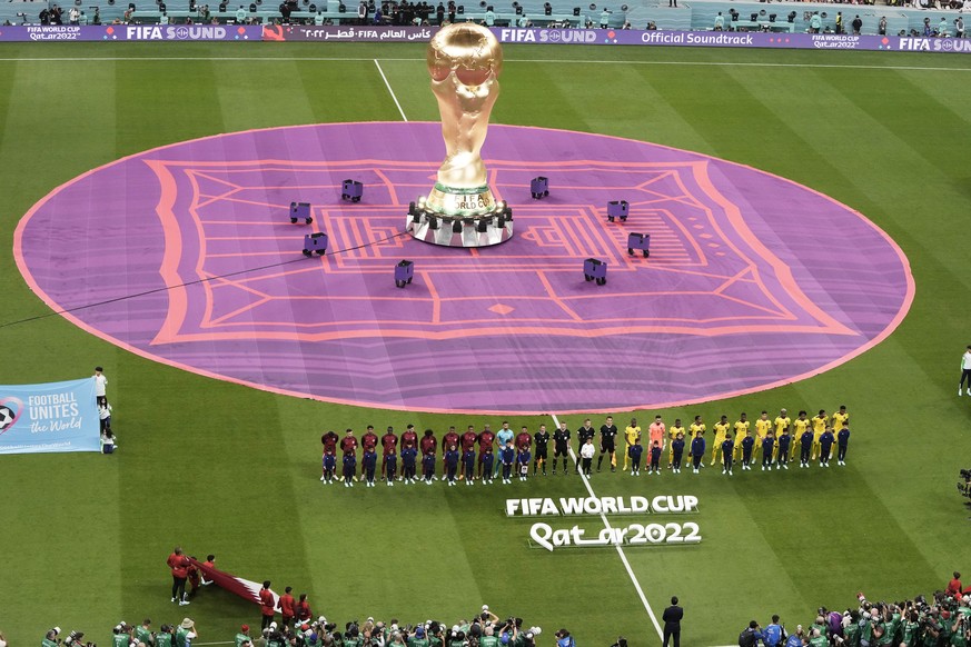 Les équipes s'alignent avant le match du groupe A, qui a vu le Qatar perdre face à l'Equateur.