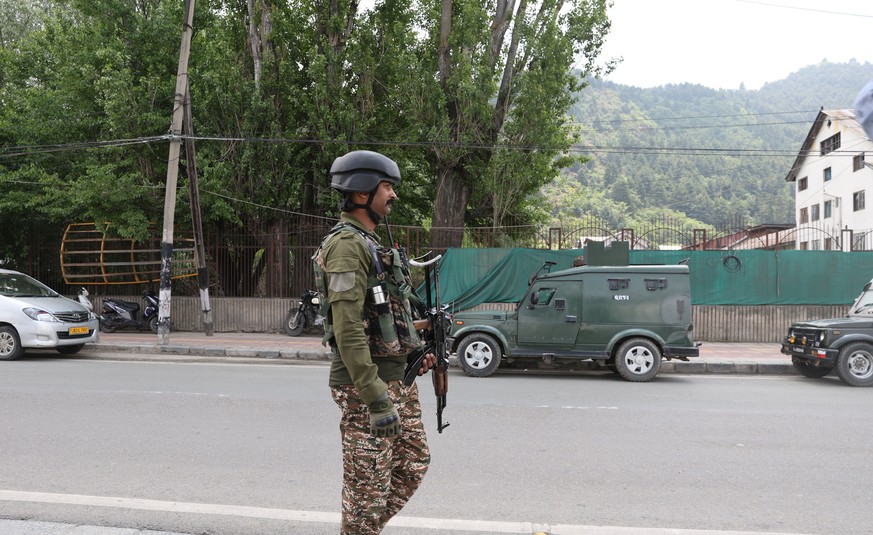 epa12088073 An Indian paramilitary soldier stands guard in Srinagar, the summer of Indian Kashmir, 10 May 2025. India&#039;s Foreign Secretary Vikram Misri accused Pakistan of &#039;provocative and es ...