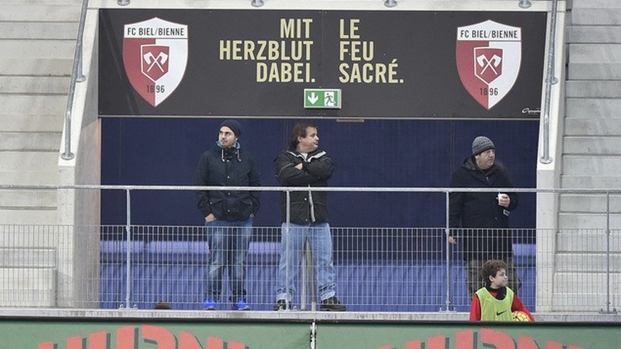 Einige Zuschauer verfolgen das Fussballspiel der Challenge League zwischen dem FC Biel und dem FC Chiasso, in der Tissot-Arena in Biel, am Samstag, 27. Februar 2016. (KEYSTONE/Lukas Lehmann)