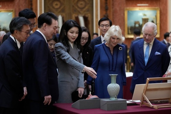 LONDON, ENGLAND - NOVEMBER 21: King Charles III with Queen Camilla shows The President of Korea Yoon Suk Yeol and First Lady, Kim Keon Hee a display of Korean items from the Royal Collection, inside B ...