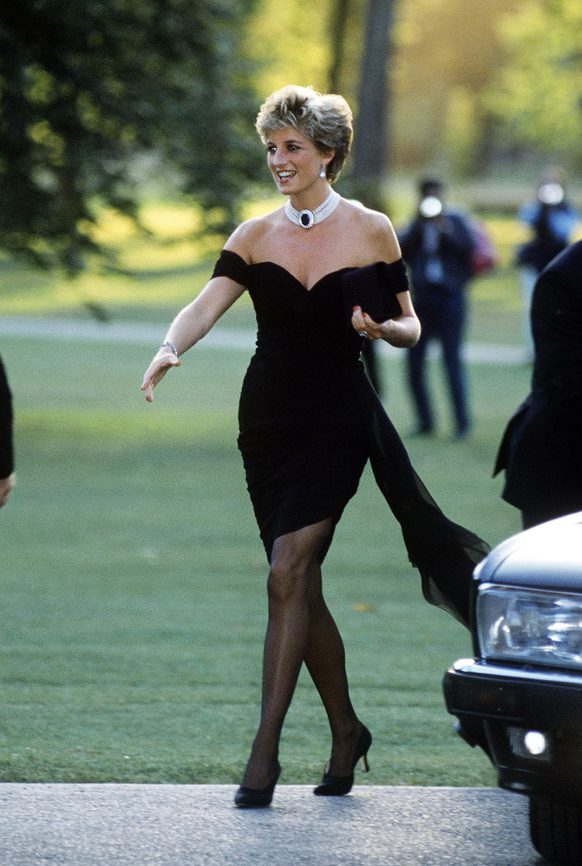 Petit clin d’œil facile à l'iconique «revenge dress» de Diana, en 1994, après les infidélités du prince Charles.