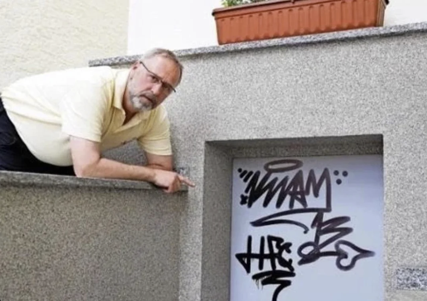 Rentner zeigen auf Dinge