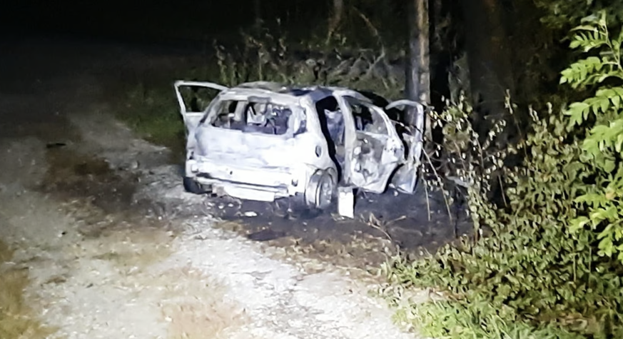 La voiture a été réduite en cendres.