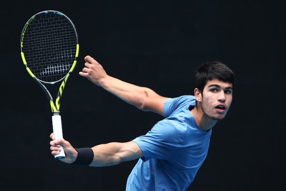 epa08992999 Carlos Alcaraz Garfia of Spain in action during a practise session ahead of the Australian Open Grand Slam tennis tournament, in Melbourne, Australia, 07 February 2021. EPA/JASON O&#039;BR ...