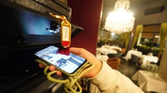 Ce restaurant vous offre du vin gratuit mais il y a une condition