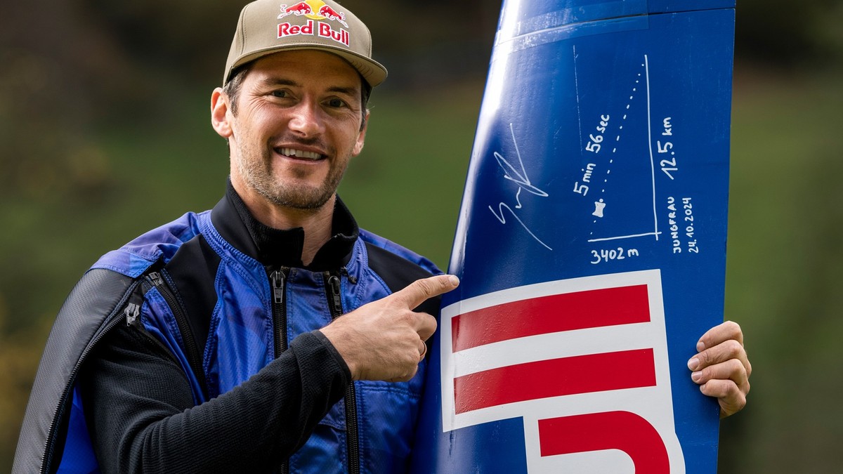 Wingsuit: il bat trois records grâce à un foil