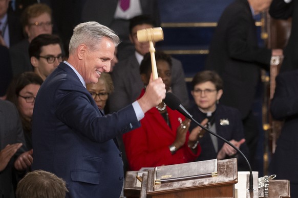 epaselect epa10393604 House Republican Leader Kevin McCarthy (L) bangs the gavel after being elected to become the Speaker of the House after 15 rounds of voting, in the House chamber on Capitol Hill  ...