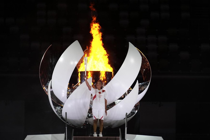 La tenniswoman japonaise Naomi Osaka a allumé la flamme olympique.