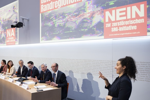 Eine Uebersetzerin in Gebaerdensprache uebersetzt die Rede von Martin Candinas, Nationalrat Mitte-GR, auf dem Podium vorne, waehrend einer Medienkonferenz des ueberparteilichen Komitees &quot;Nein zur ...