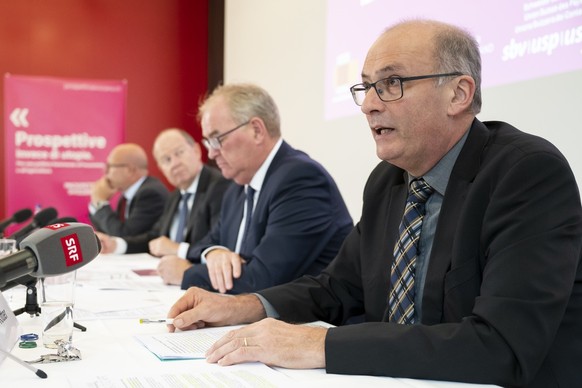 Nationalrat Markus Ritter, Praesident Schweizer Bauernverband, rechts, spricht an der Seite von Christoph Maeder, Praesident economiesuisse, Valentin Vogt, Praesident Schweizerischer Arbeitgeberverban ...