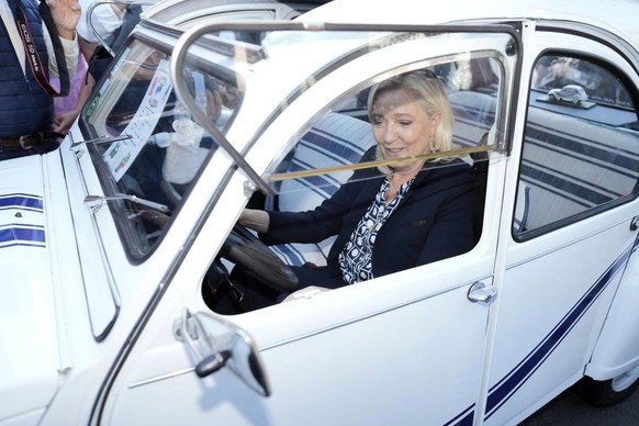 HENIN-BEAUMONT, FRANCE - SEPTEMBER 11: French far-right party &quot;National Rally&quot; (Rassemblement Naional) leader Marine Le Pen visits flea market on September 11, 2022 in Henin-Beaumont, France ...
