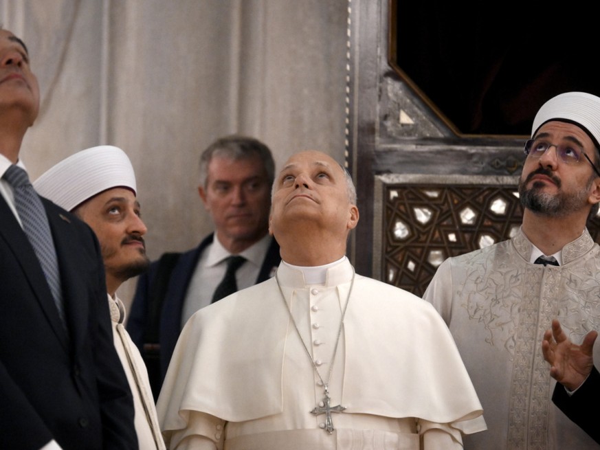 Le pape Léon XIV visite la mosquée bleue d'Istanbul.