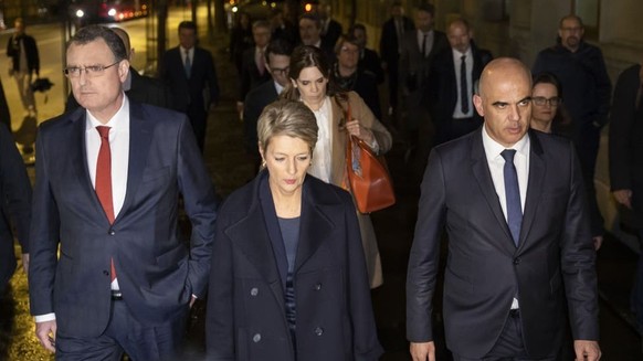 La lourde marche du 19 mars 2023 vers le sauvetage du CS assisté par les autorités : le dirigeant de la Banque nationale Thomas Jordan, la ministre des Finances Karin Keller-Sutter, le président de la ...
