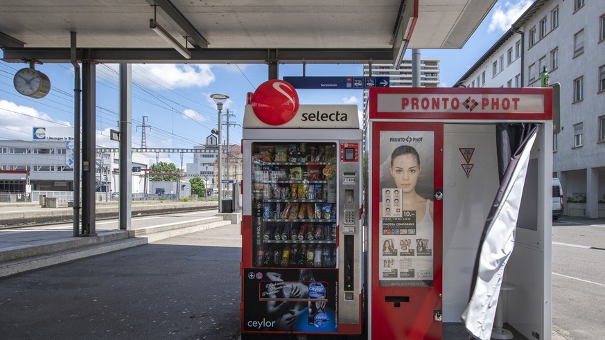 Ein Selecta Verpflegungsautomat und ein ProntoPhot Fotoautomat stehen im Bahnhof in Pratteln, am Sonntag, 23. Juni 2019. (KEYSTONE/Georgios Kefalas)