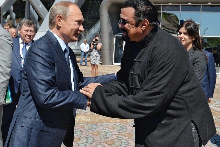 L&#039;acteur américain Steven Seagal s&#039;est vu remettre son passeport russe en mains propres par Poutine en 2016.