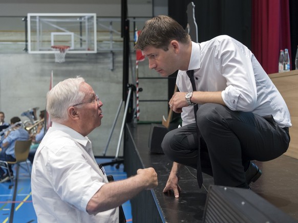 Alt Bundesrat und Verantwortlicher Strategie Christoph Blocher, links, und Generalsekretaer Gabriel Luechinger, rechts, an der Delegiertenversammlung der Schweizerischen Volkspartei (SVP) in der Mehrz ...