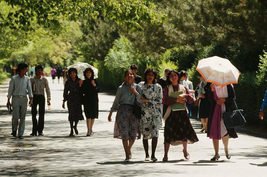 De jeunes hommes et jeunes femmes se promènent dans le parc à Kaboul en 1988. Cette année-là, le retrait des troupes soviétiques a commencé. Un an plus tard, c'est le début de la guerre civile.