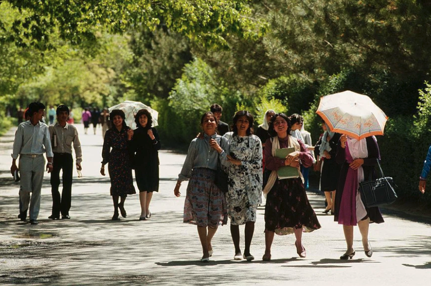 De jeunes hommes et jeunes femmes se promènent dans le parc à Kaboul en 1988. Cette année-là, le retrait des troupes soviétiques a commencé. Un an plus tard, c&#039;est le début de la guerre civile.