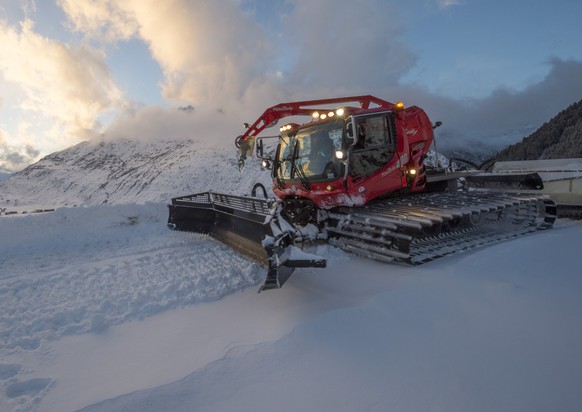 ARCHIV --- ZUR TEILWEISEN BEFREIUNG VON PISTENFAHRZEUGEN VON DER MINERALOELSTEUER STELLEN WIR IHNEN FOLGENDES BILD ZUR VERFUEGUNG --- Ein Pistenfahrzeug praepariert die Skipiste oberhalb von Andermatt ...