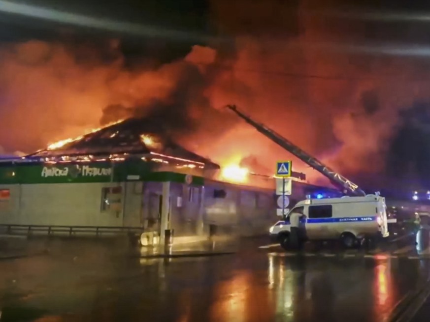 Selon un pompier, 50 pompiers et 20 camions