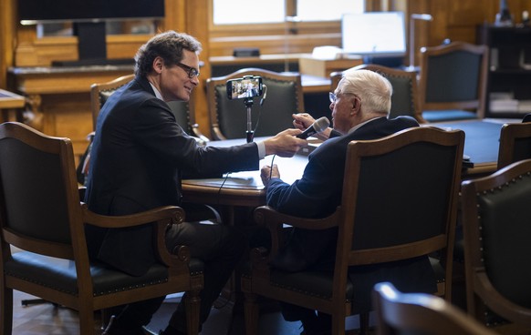 epa10568170 National Councillor Roger Koeppel, SVP-ZH, left, interviews former Federal Councillor Christoph Blocher, during the extraordinary session of the Federal Council, in the antechamber of the  ...