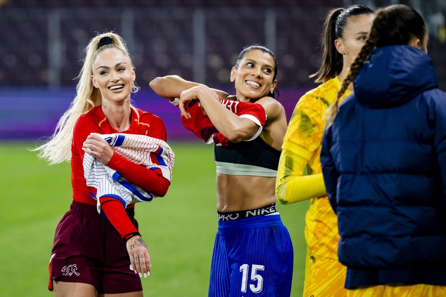 Switzerland&#039;s forward Alisha Lehmann, left, and France&#039;s midfielder Kenza Dali, right, swap their soccer jerseys during the women&#039;s international friendly soccer match between Switzerla ...