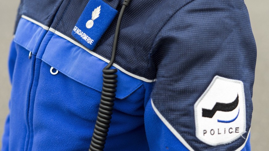 Das Logo der Kantonspolizei Freiburg auf einer Uniform der Polizei am 15. Mai 2015 in Domdidier. (KEYSTONE/Lukas Lehmann)

The logo of the Cantonal Police of Fribourg, Switzerland, on a police uniform ...