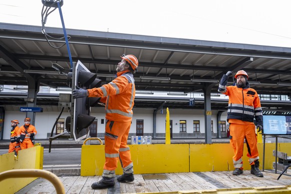Des employers des CFF s&#039;affairent a remplacent des signaux sur les voies et des moteurs d&#039;aiguillage a l&#039;occasion d&#039;un week-end de travaux pour la mise en place du nouvel enclenche ...
