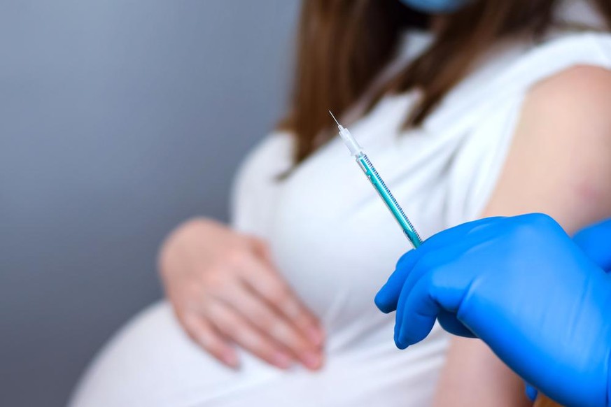 Femme enceinte se faisant vacciner contre le Covid.