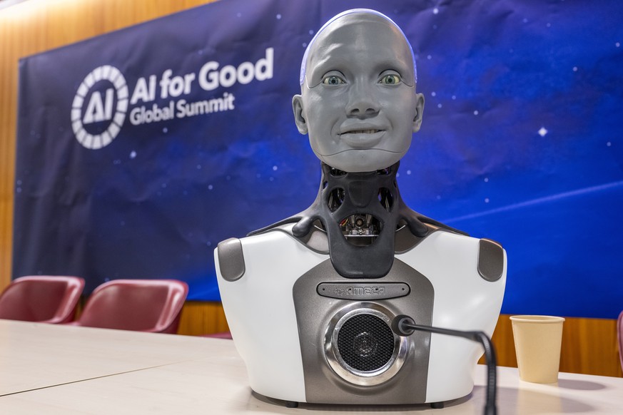 epaselect epa10732339 Ameca, one of the world&#039;s most lifelike humanoid robots (Engineered Arts), speaks during the World&#039;s first press conference with a panel of AI-enabled humanoid social r ...