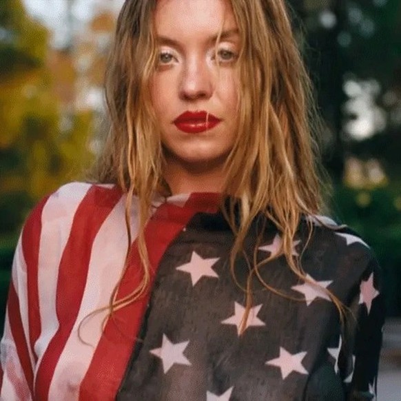 Sydney Sweeney dans un drapeau américain rendu semi-transparent par l’eau.