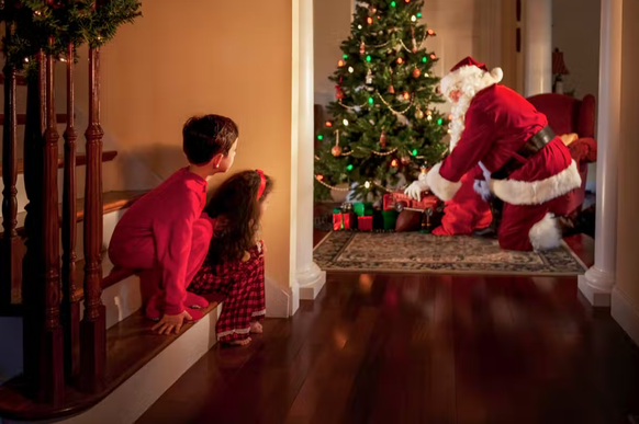 Les parents s’efforcent de disséminer dans la maison des preuves irréfutables de l’existence du Père Noël.