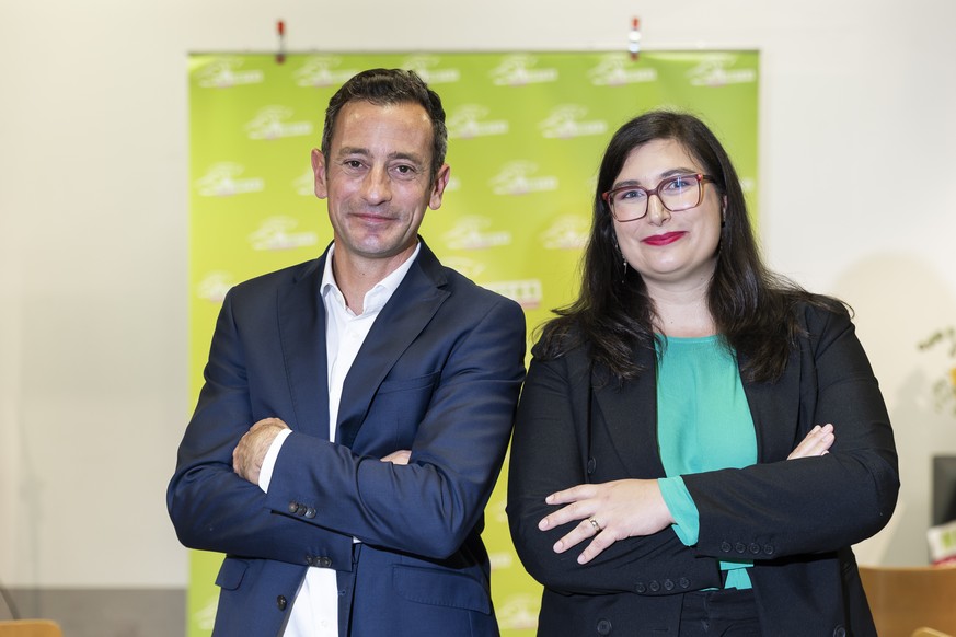 Les candidats Vert-e-s au Conseil d'Etat vaudois, Vassilis Venizelos, gauche et Rebecca Joly, droite, posent pour le photographe lors de l'assemblee generale extraordinaire des Vert-e-s vaud ...