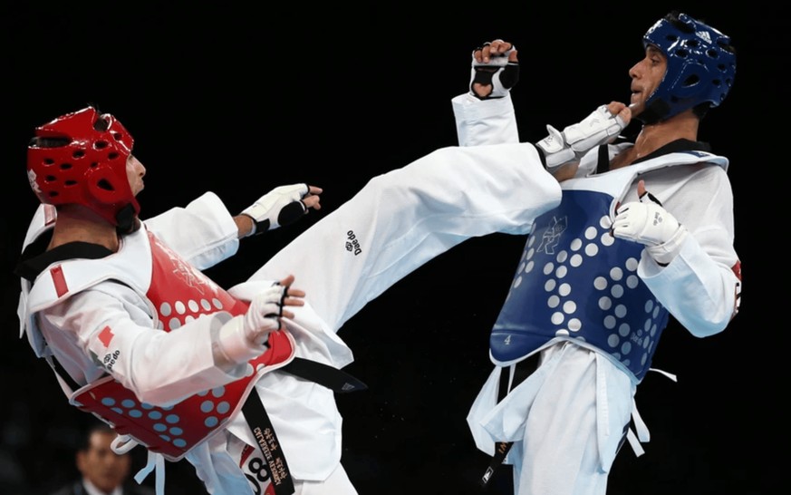Nesar Bahawi (en bleu) est l'unique médaillé olympique afghan de l'histoire. Il détient deux breloques en bronze.
