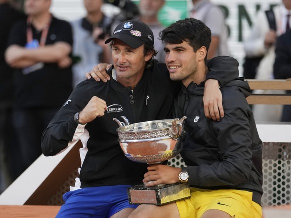 Carlos Alcaraz (à droite) et son entraîneur Juan Carlos Ferrero ont mis fin à leur collaboration après 7 ans. (Archives)