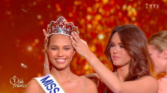 Moi, je vais me coucher en ayant vaguement la même tête que Diane Leyre lorsqu'elle retire sa couronne.
