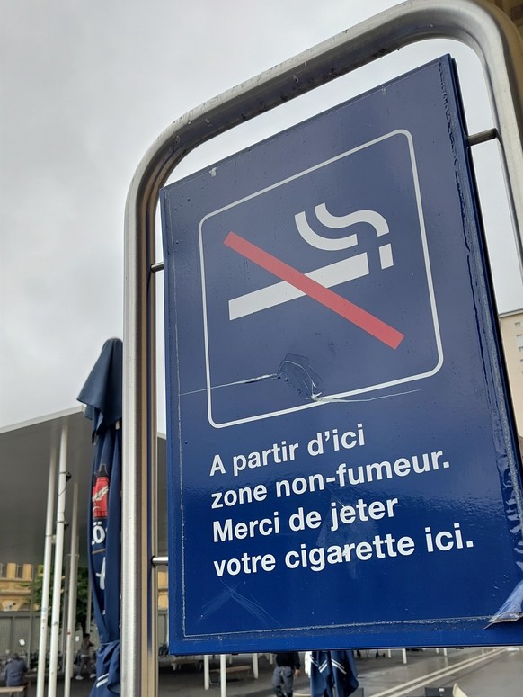 Gare CFF de La Chaux-de-Fonds. Opération des CFF contre la cigarette