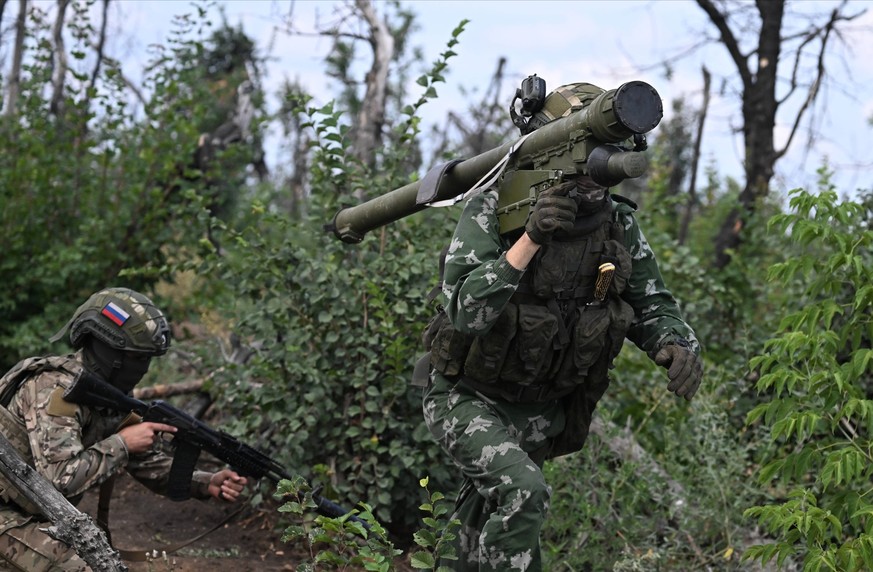 Des militaires russes du district militaire central se préparent à tirer avec un fusil et un système de missile anti-aérien portable sur une cible aérienne dans le secteur d&#039;Avdeevka, en Ukraine, ...