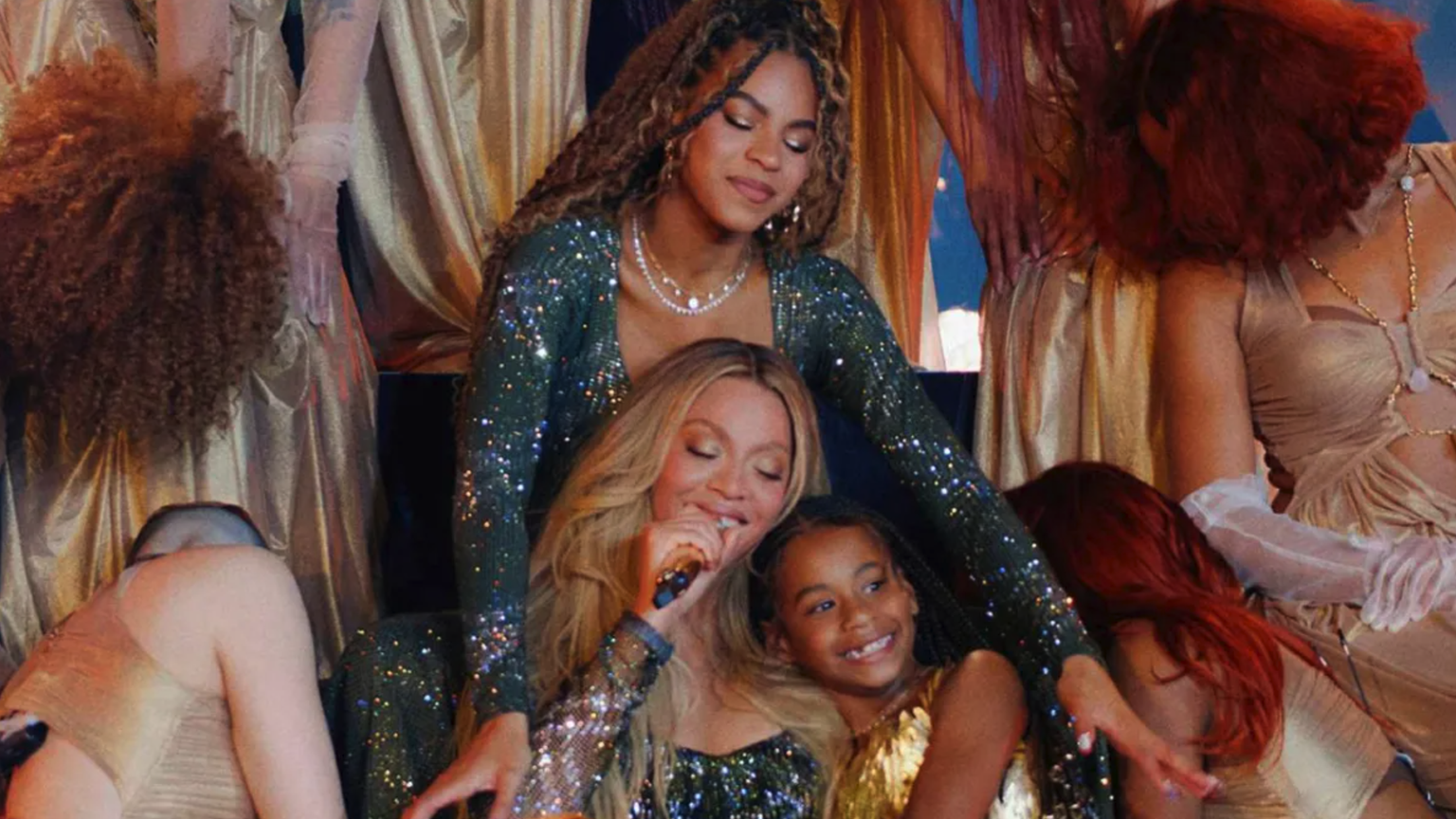 Beyoncé entourée de ses deux filles, Blue Ivy (en haut) et Rumi (en bas). Instagram