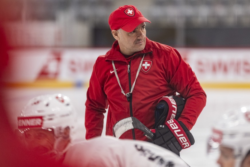 Der neue Head Coach der Schweizer Eishockey Nationalmannschaft, Jan Cadieux, leitet das Training des Nationalteams, am Mittwoch, 22. April 2026 in der Tissot-Arena in Biel. (KEYSTONE/Alessandro della  ...