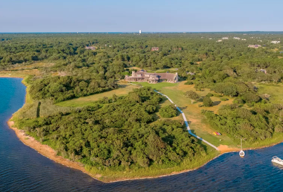 La maison de la famille Obama, donnant sur Edgartown Great Pond.