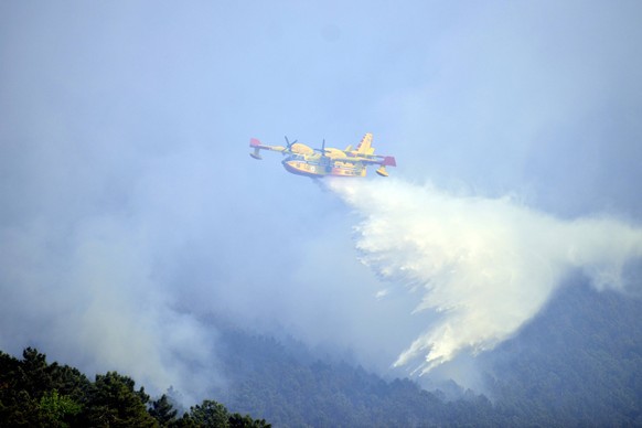 Pisa, April 30, 2026. The fire continues in the mountains, fueled by winds that carried the blaze from Santa Maria del Giudice to Asciano, a municipality in the municipality of San Giuliano Terme. Smo ...