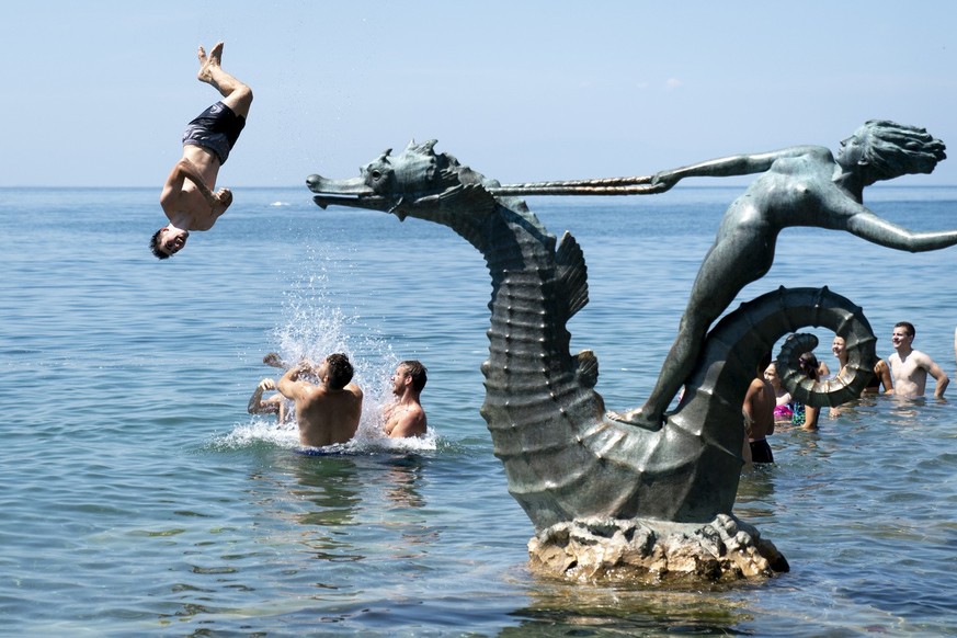 Extras of the &quot;Fete des Vignerons&quot; (winegrowers&#039; festival in French) cool off in the water of the Lake Geneva as a CGN boat sail during the sunny and warm weather, in Vevey, Switzerland ...