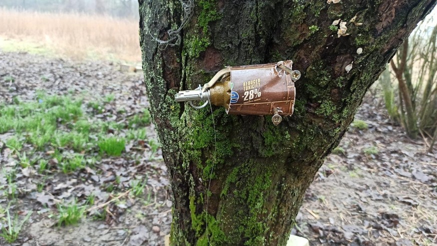 Piège explosif fixé à un arbre: la description de la photo indique que «les occupants se sont retirés de la région de Kiev, mais ont laissé derrière eux de nombreuses et terribles surprises (...)».