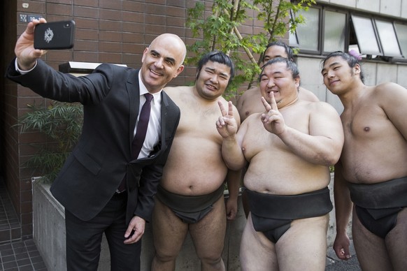 Swiss Federal President Alain Berset, left, takes a selfie picture with sumo wrestlers, during Berset&#039;s three days official visit to Japan, in Tokyo, Japan, Friday, April 13, 2018. (KEYSTONE/Pete ...