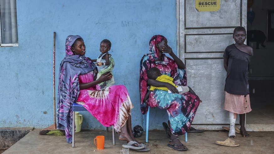 KEYPIX -Patients sit outside the malnutrition ward of Bunj Hospital in Maban, South Sudan, Tuesday, Aug. 19, 2025. (KEYSTONE/AP Photo/Caitlin Kelly)
